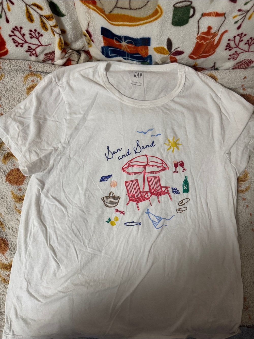 GAP White 'Sun and Sand' Beach Graphic Tee with Multicolor Accents